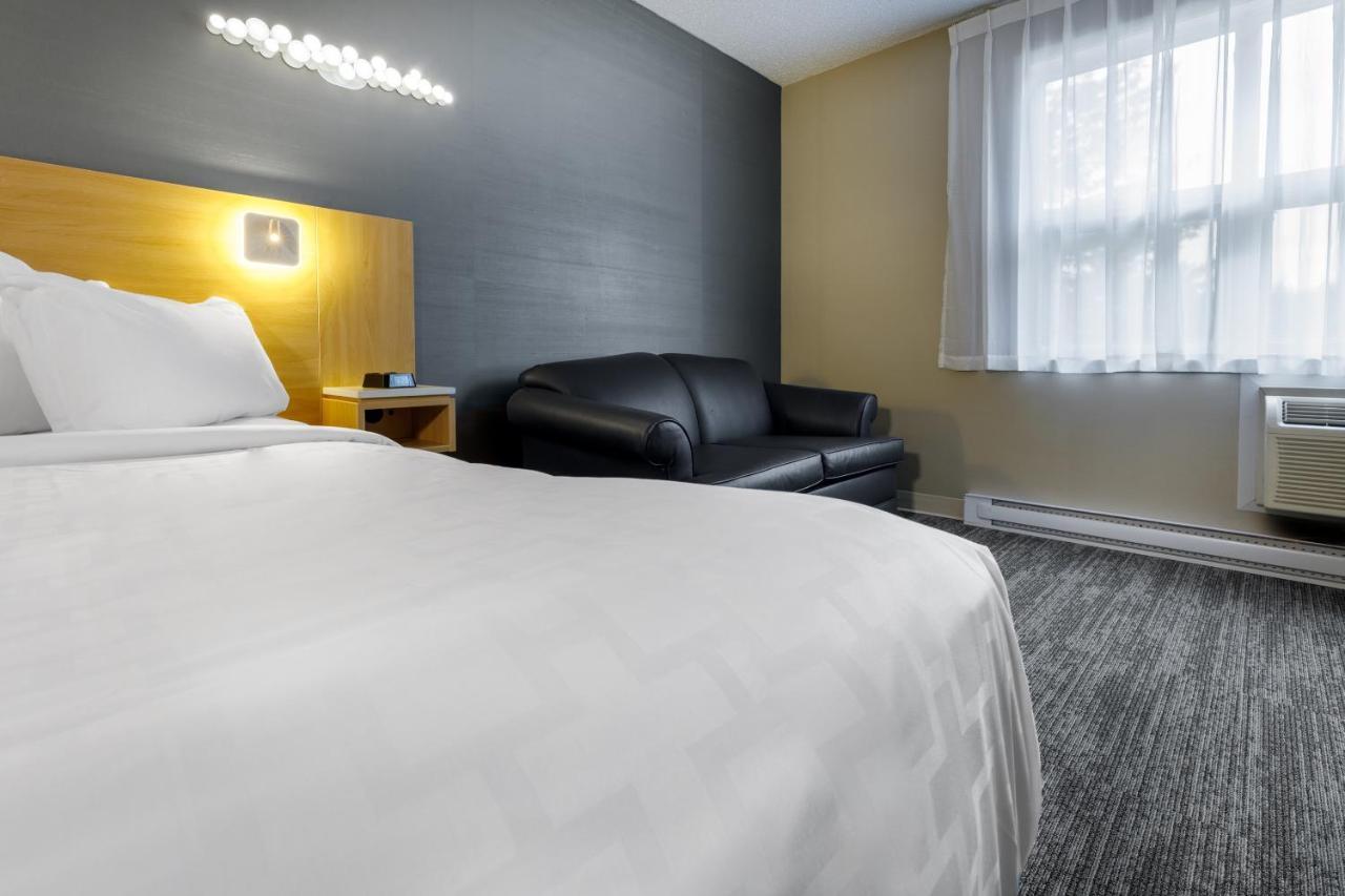 Clarion Pointe Quebec Airport Hotel Exterior photo
