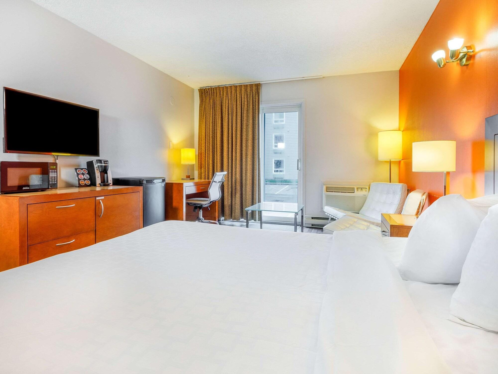 Clarion Pointe Quebec Airport Hotel Exterior photo