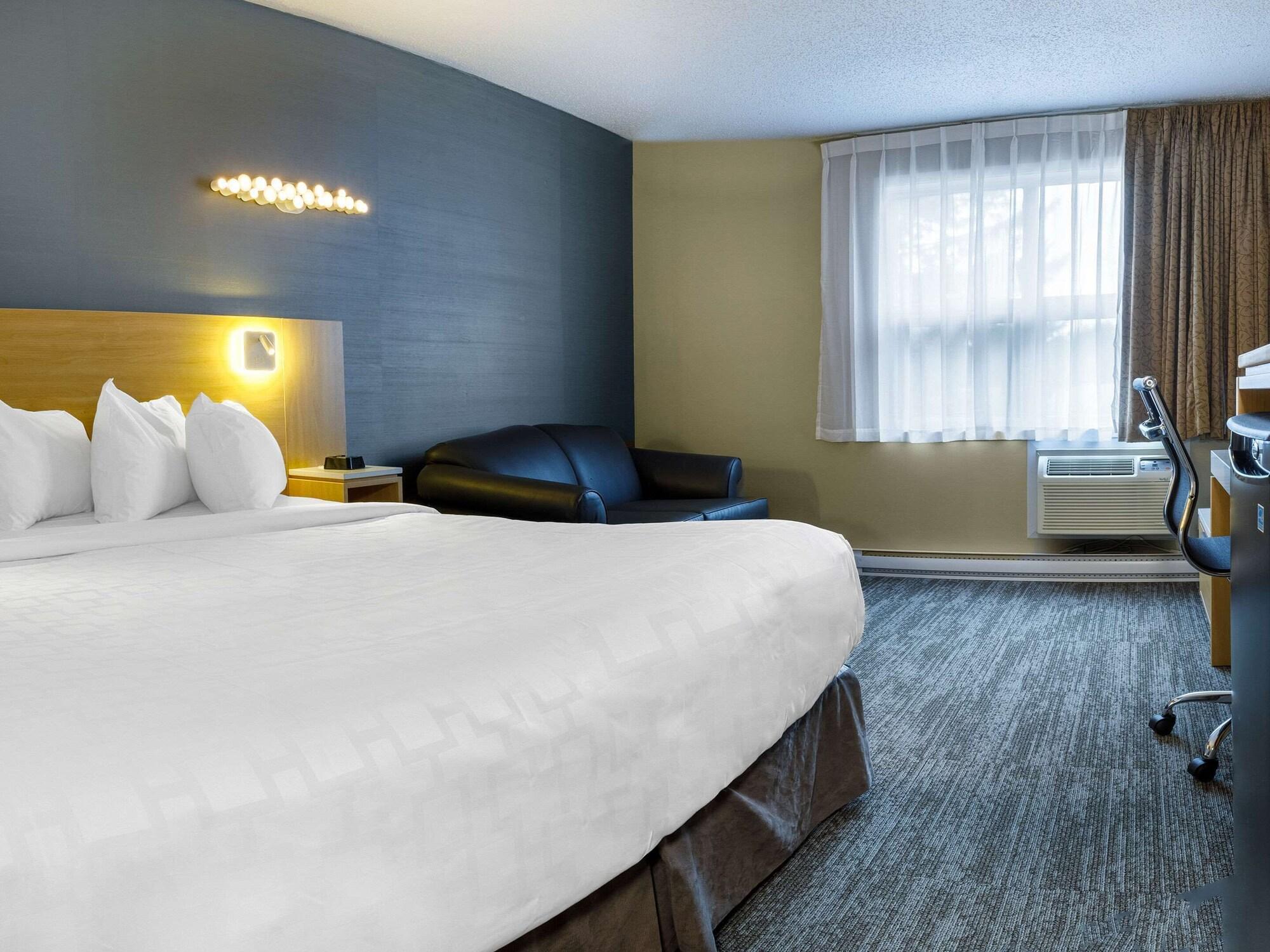Clarion Pointe Quebec Airport Hotel Exterior photo