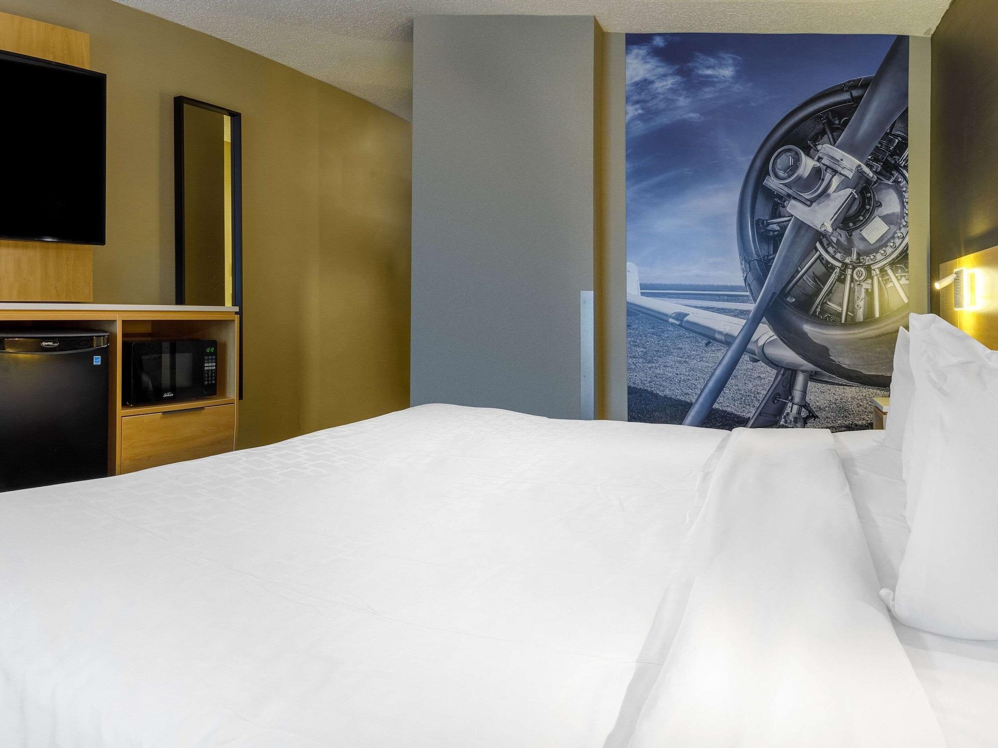 Clarion Pointe Quebec Airport Hotel Exterior photo