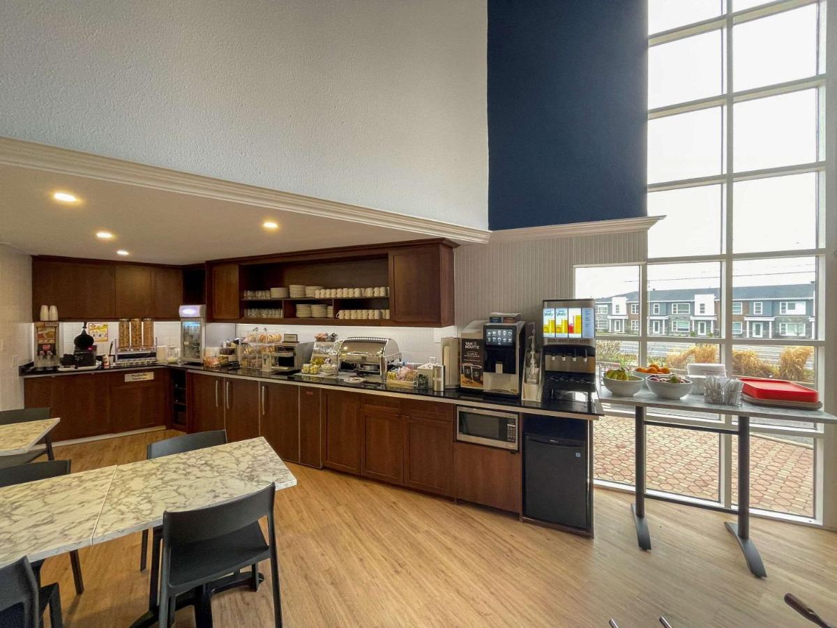 Clarion Pointe Quebec Airport Hotel Exterior photo