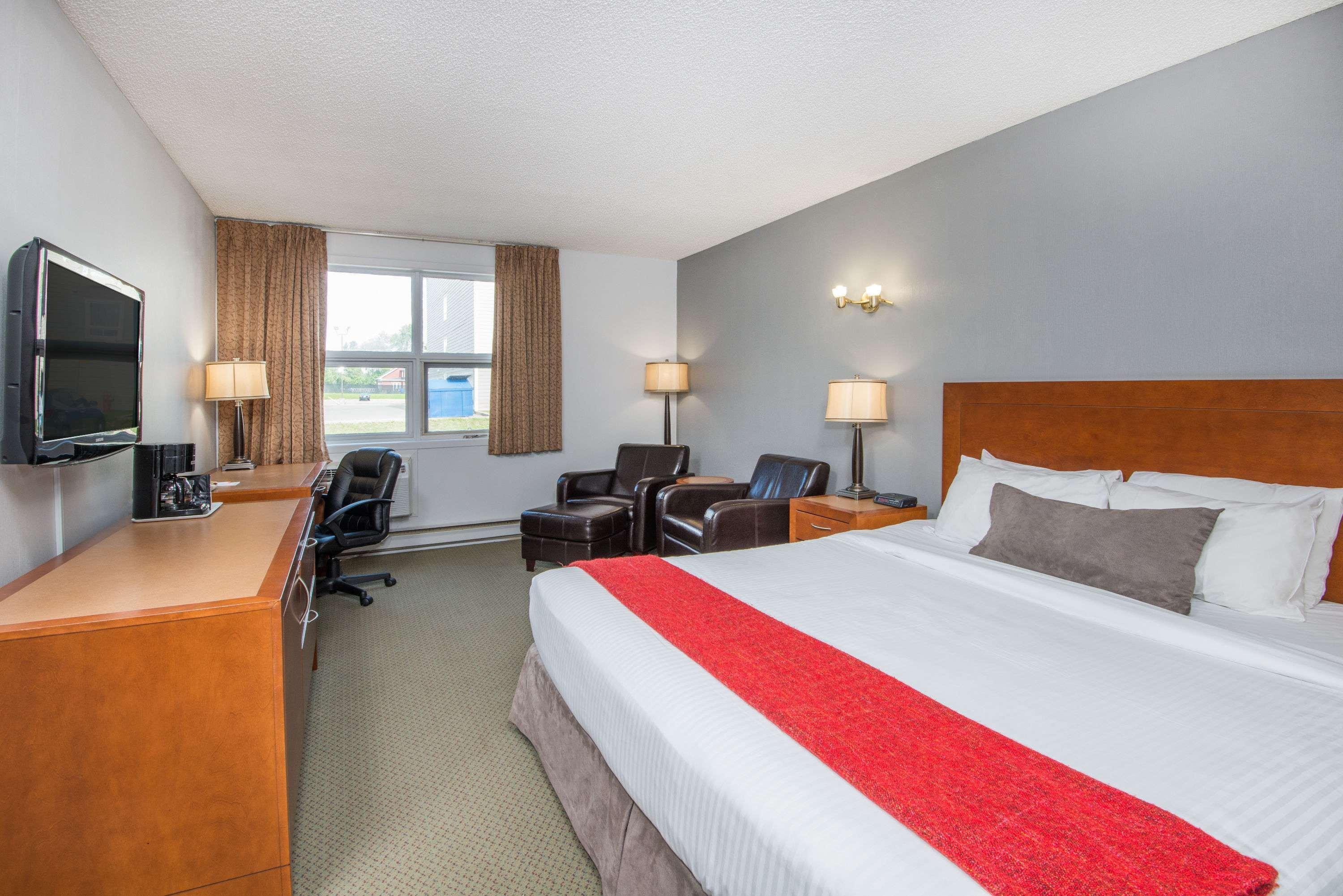 Clarion Pointe Quebec Airport Hotel Exterior photo