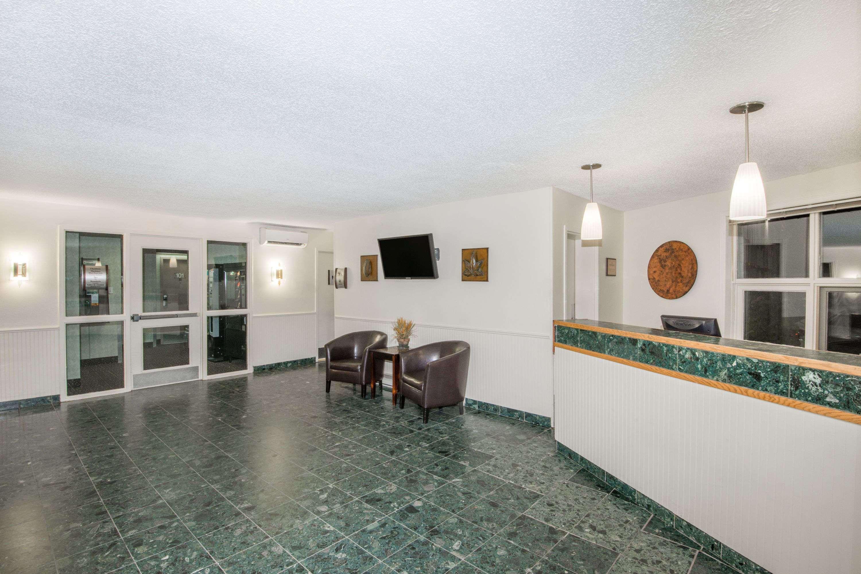 Clarion Pointe Quebec Airport Hotel Exterior photo