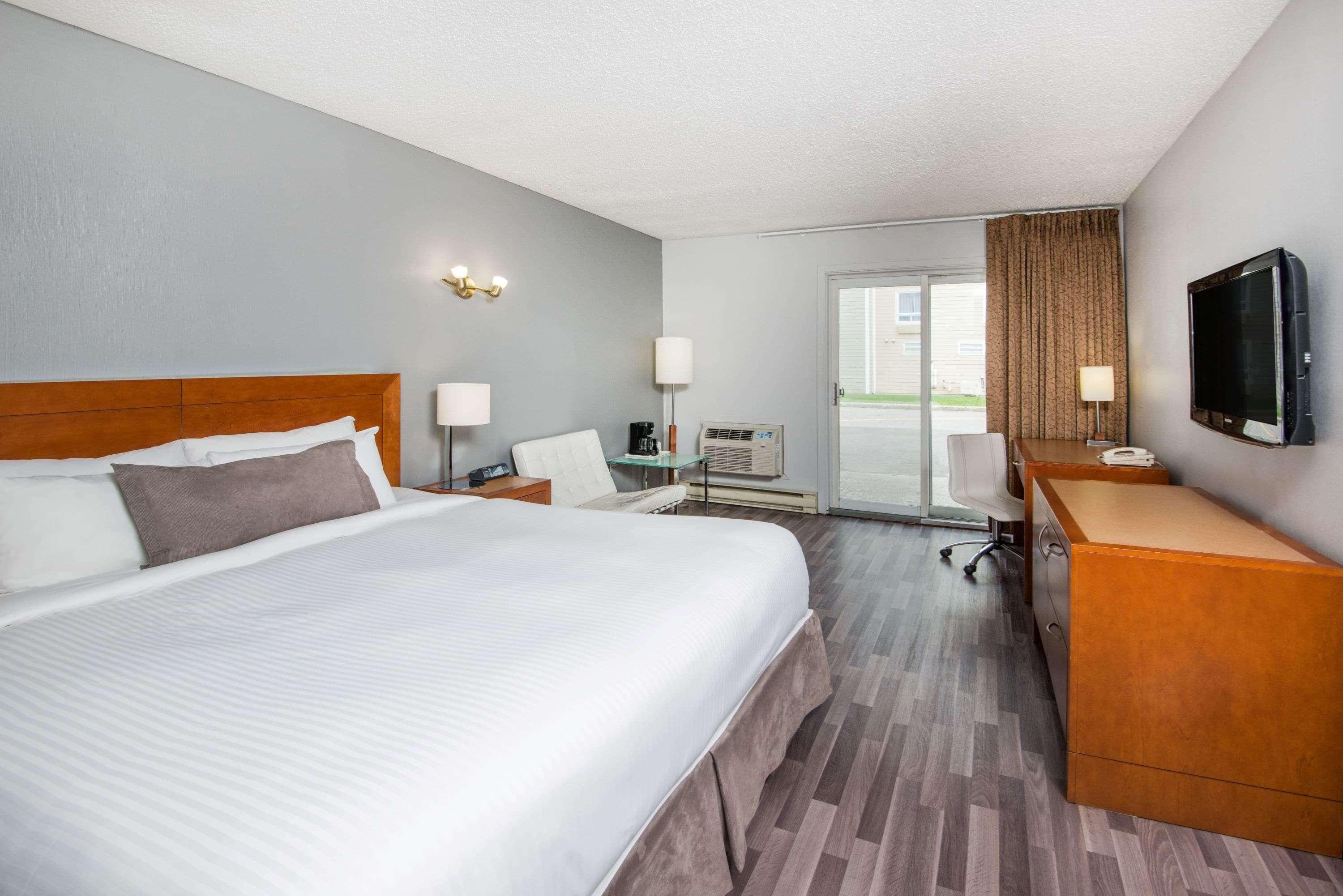 Clarion Pointe Quebec Airport Hotel Exterior photo