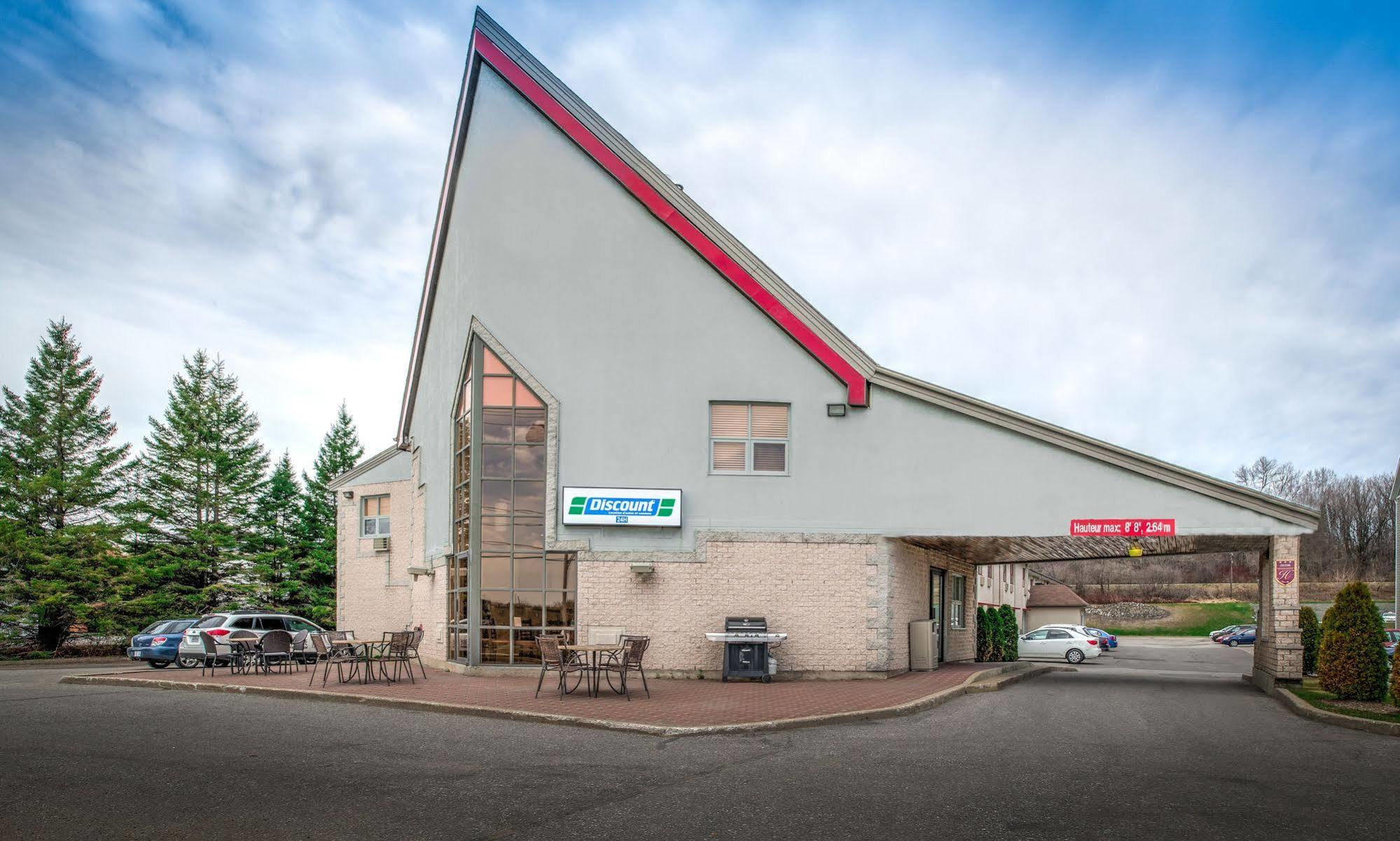 Clarion Pointe Quebec Airport Hotel Exterior photo
