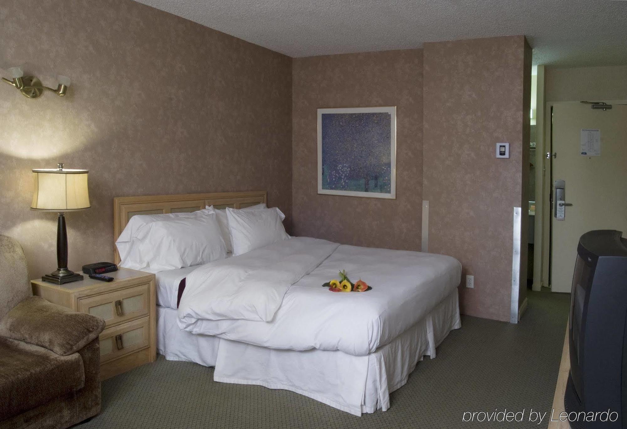 Clarion Pointe Quebec Airport Hotel Exterior photo